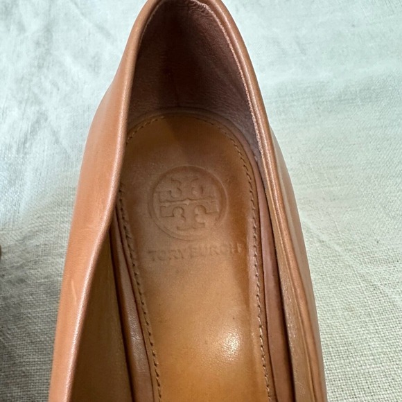 TORY BURCH Tiffy Two Tone Leather Wedge Pumps Cap Toe in Tan White - Picture 9 of 14